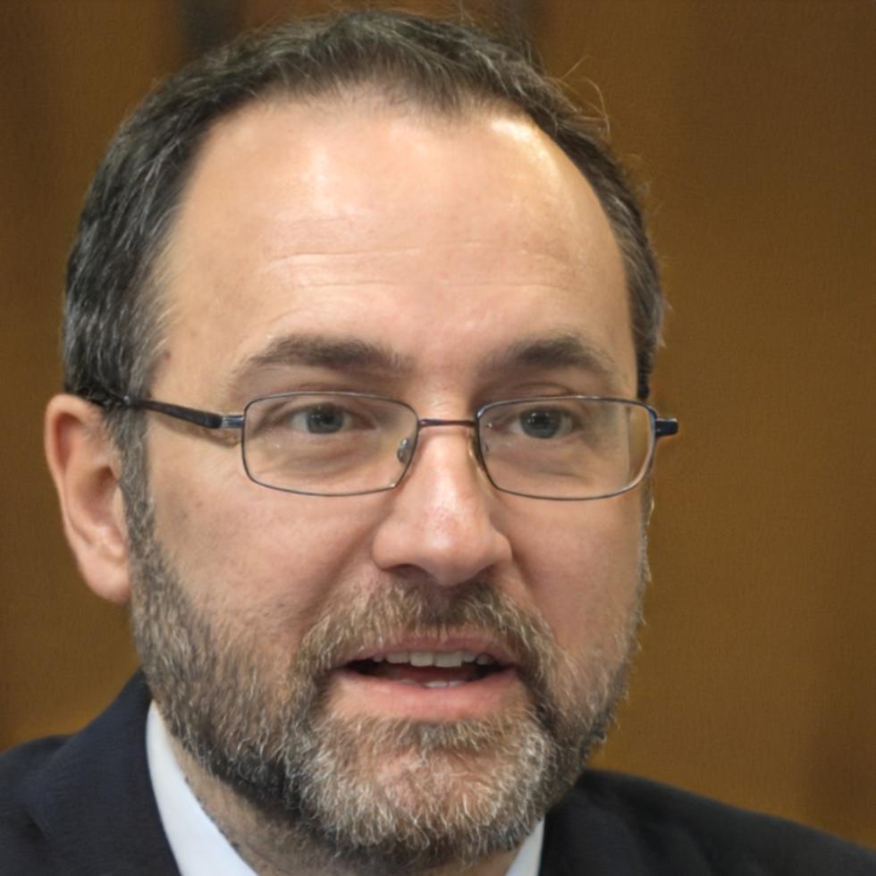 Retrato profesional de Armando Cifuentes, Director Financiero de nevaierigon