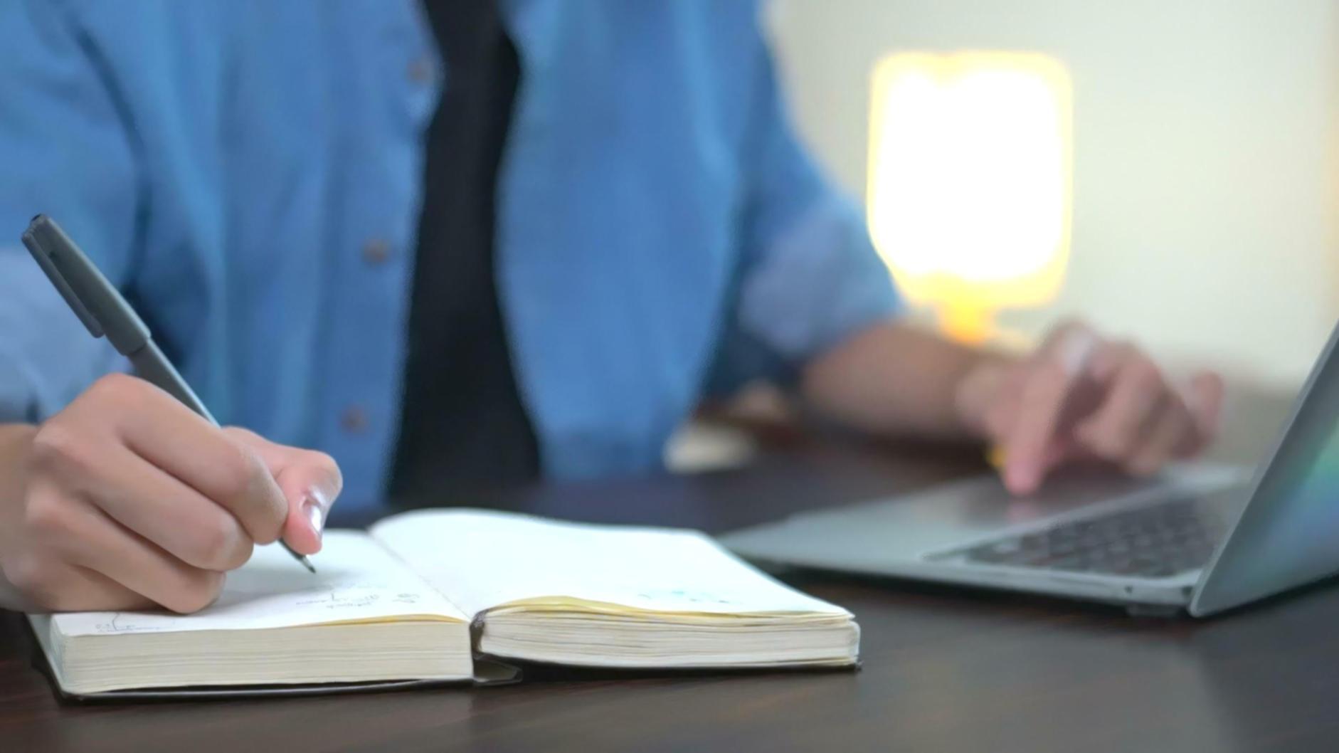 Estudiante revisando informes financieros en entorno remoto