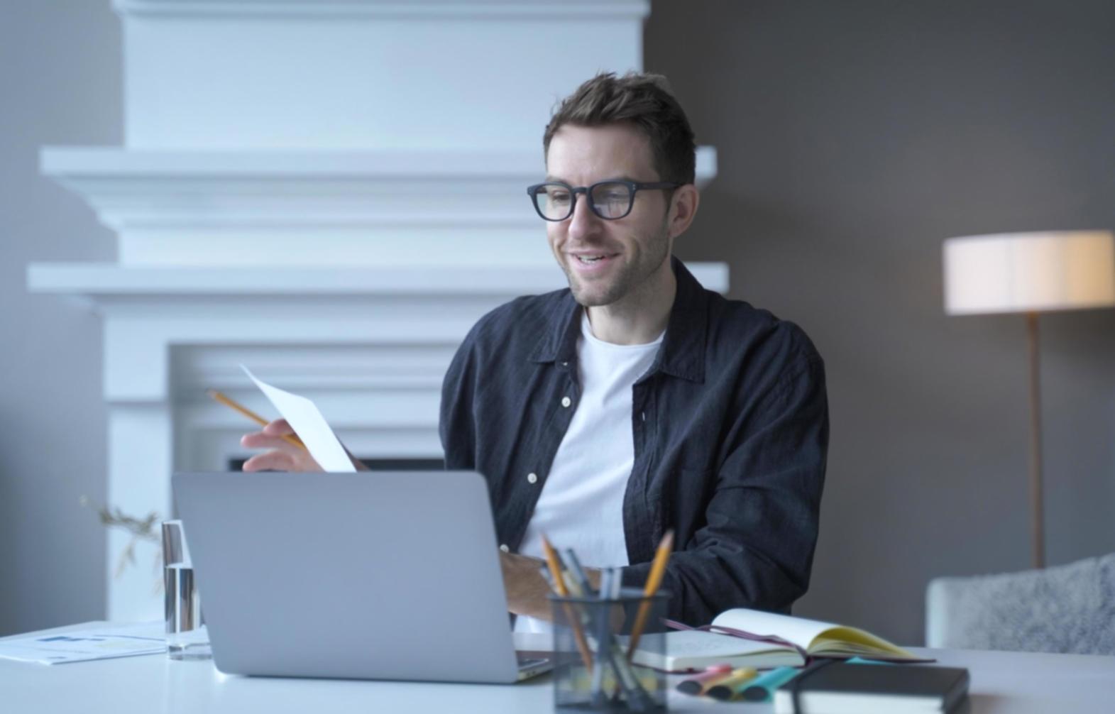 Espacio de trabajo colaborativo mostrando planificación financiera estratégica